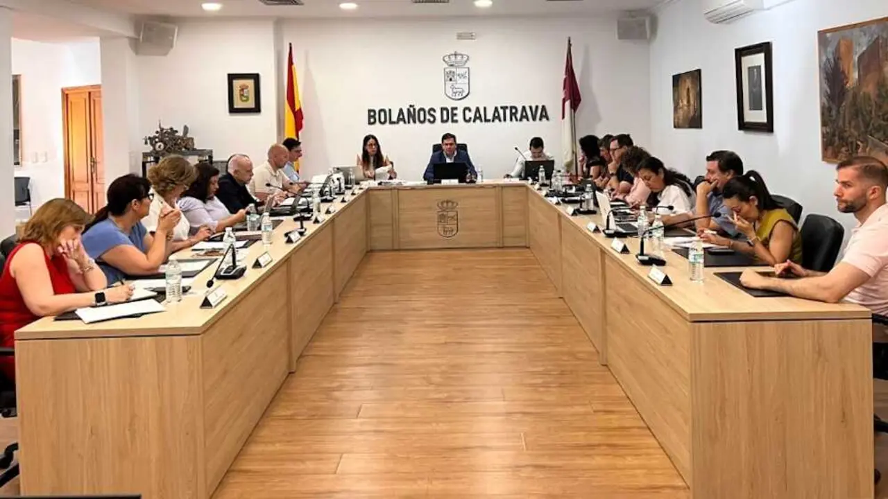 En la imagen un instante del Pleno del Ayuntamiento de Bola&ntilde;os de Calatrava (Ciudad Real)