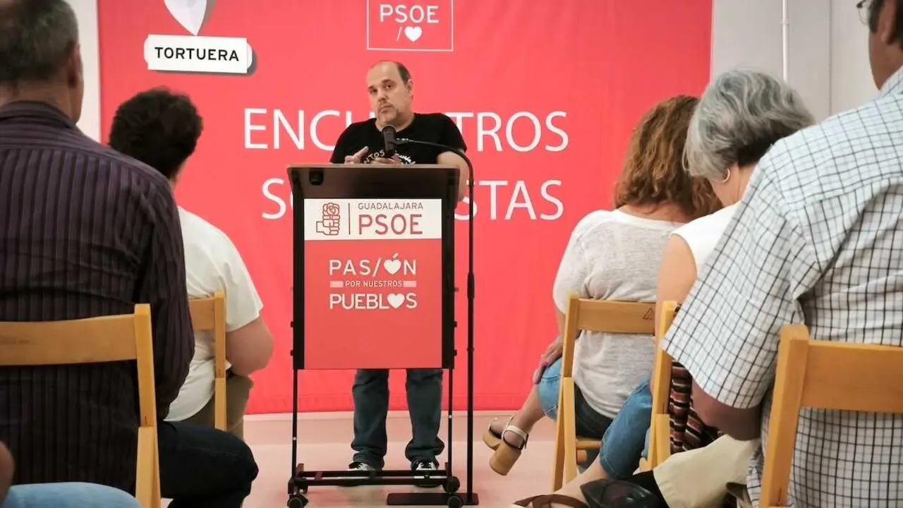 El secretario general del PSOE de Guadalajara y presidente de las Cortes de Castilla-La Mancha, Pablo Bellido, durante su intervenci&oacute;n este s&aacute;bado en un acto del partido en Tortuera.