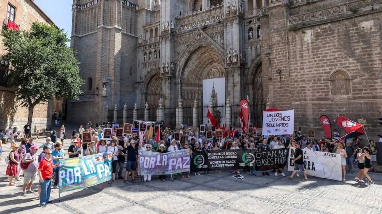 TOLEDO, 14/06/2026.- La plataforma 'No a la guerra' de Toledo convoc&oacute; este domingo cinco marchas desde distintos puntos de Toledo para protestar contra todos los conflictos que siguen activos en el mundo y evitar que caigan en el olvido. EFE/ &Aacute;ngeles Visd&oacute;mine