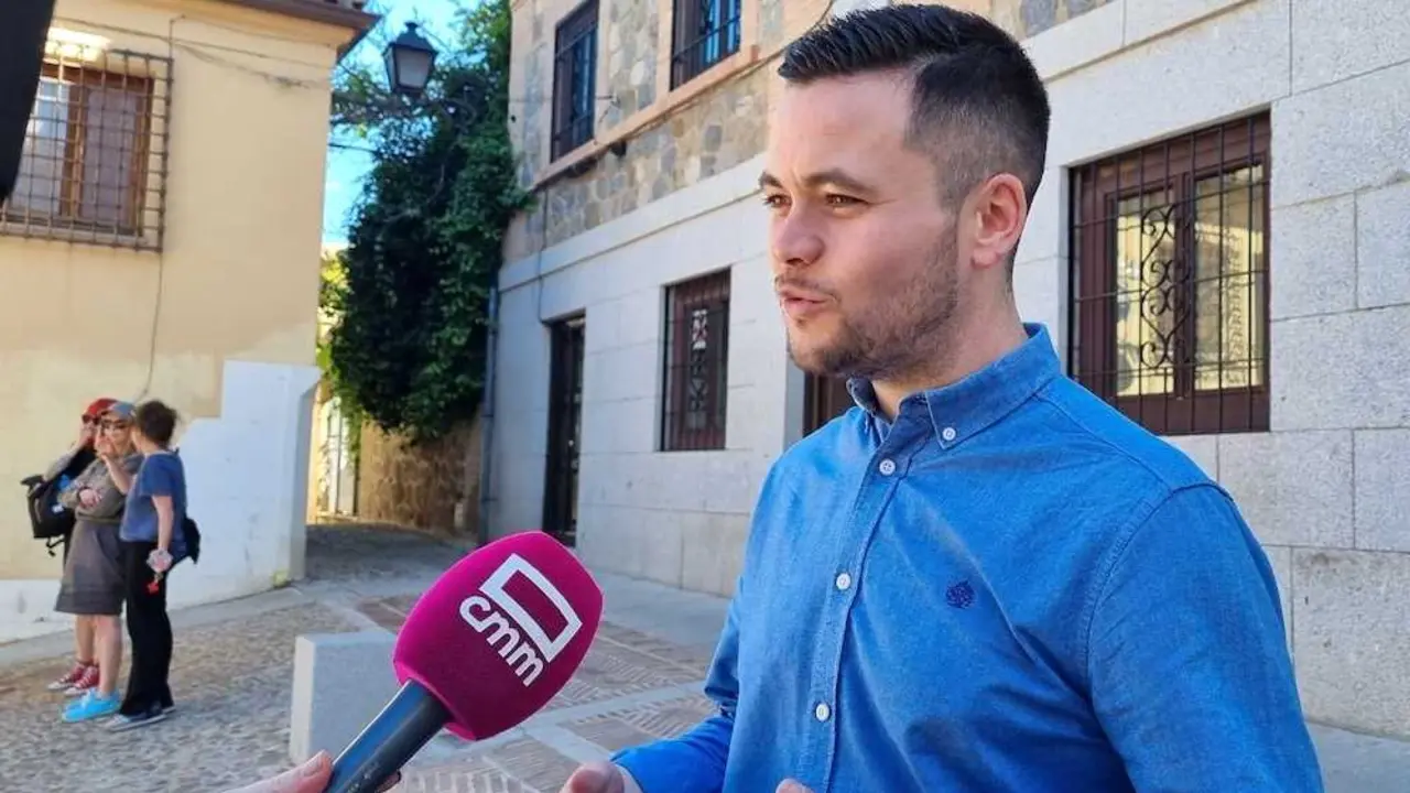 El diputado regional del PSOE, &Aacute;lvaro Toconar, atendiendo a los medios de comunicaci&oacute;n en Toledo