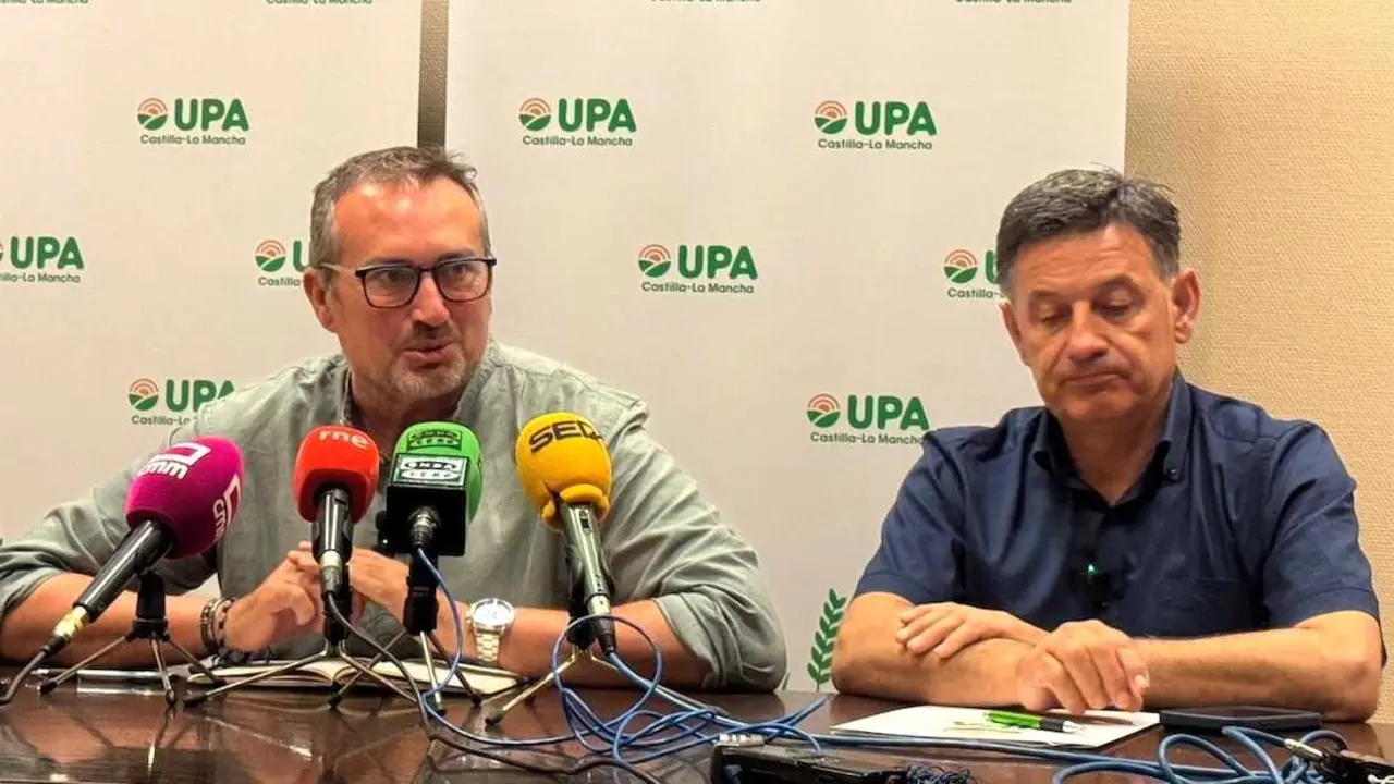 El responsable vitivin&iacute;cola de UPA en Castilla-La Mancha, Alejandro Garc&iacute;a-Gasco, y el responsable regional de UPA, Juli&aacute;n Morcillo, durante la rueda de prensa que han ofrecido - EP