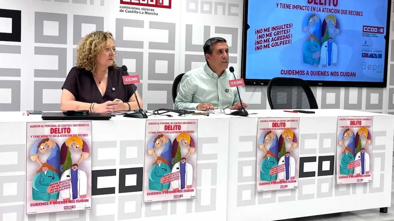 La secretaria general Federaci&oacute;n Sanidad y Sectores Sociosanitarios, Pilar Ramos, junto al secretario general, Javier Ortega, presentan la campa&ntilde;a contra agresiones a personal sanitario.