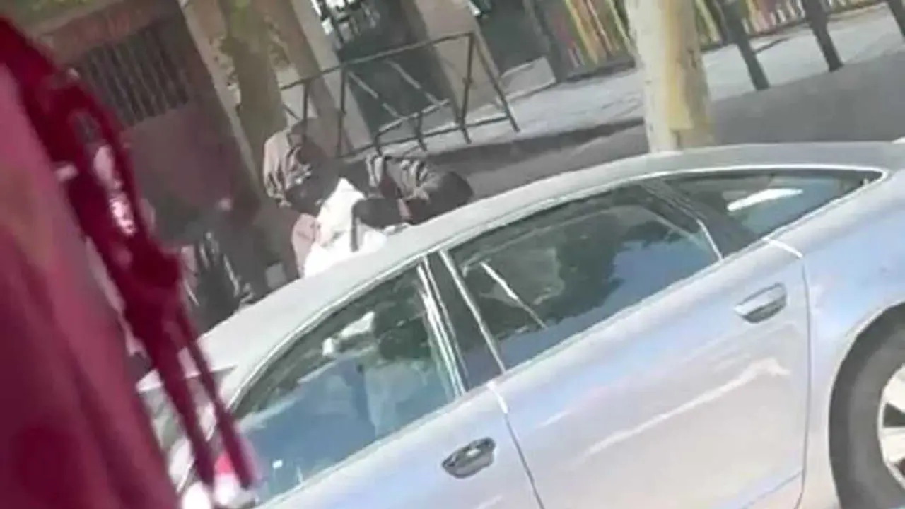 Atracan una joyer&iacute;a en Toledo y frenan a la Polic&iacute;a con extintores. En la imagen uno de los encapuchados huyendo con el bot&iacute;n.