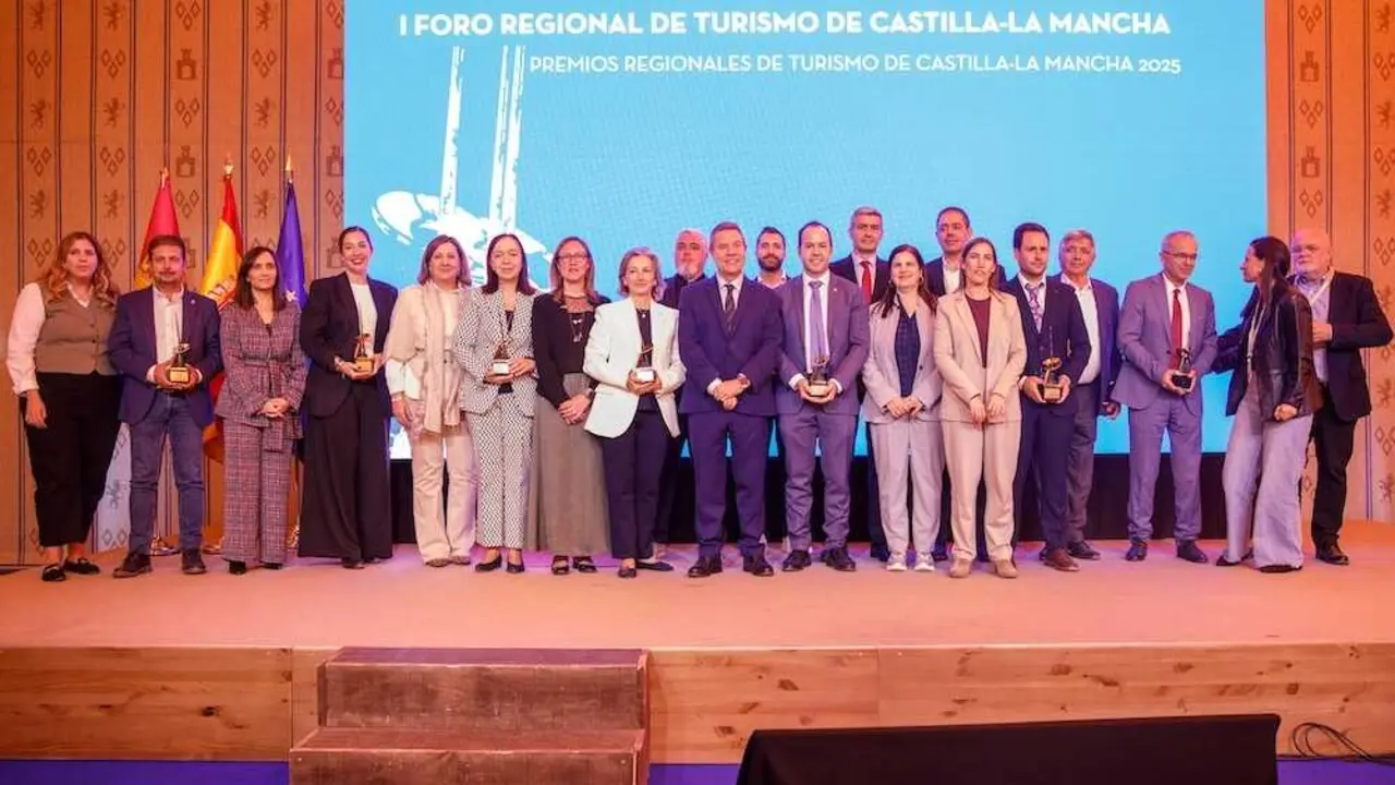 Imagen de familia de la pasada edici&oacute;n de la entrega de los Premios Regionales de Turismo de Castilla-La Mancha