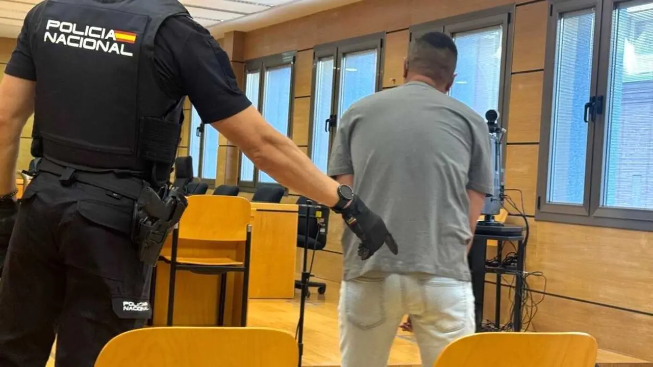 El acusado de abusar de su hijastra en Ciudad Real durante la vista judicial en la Audiencia Provincial - EP