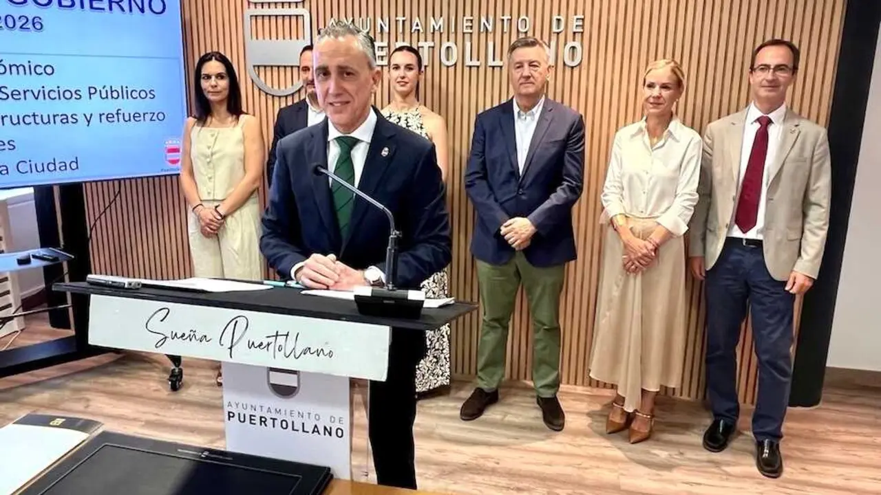 El alcalde de Puertollano (Ciudad Real), Miguel &Aacute;ngel Ruiz, durante la rueda de prensa que ha ofrecido acompa&ntilde;ado de su equipo - EP