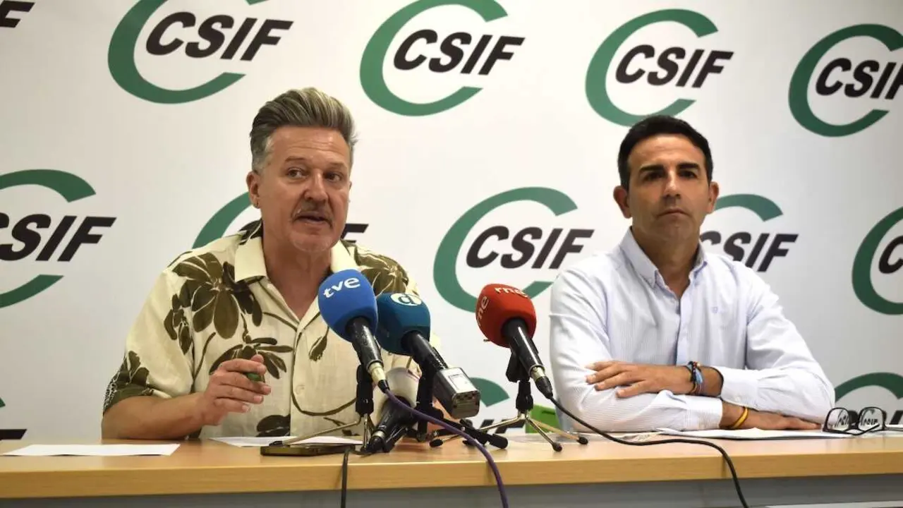 Los representante de CSIF, Juan Luis Mart&iacute;nez y Rub&eacute;n G&oacute;mez, durante la rueda de prensa que han ofrecido para realizar balance del curso escolar que finaliza