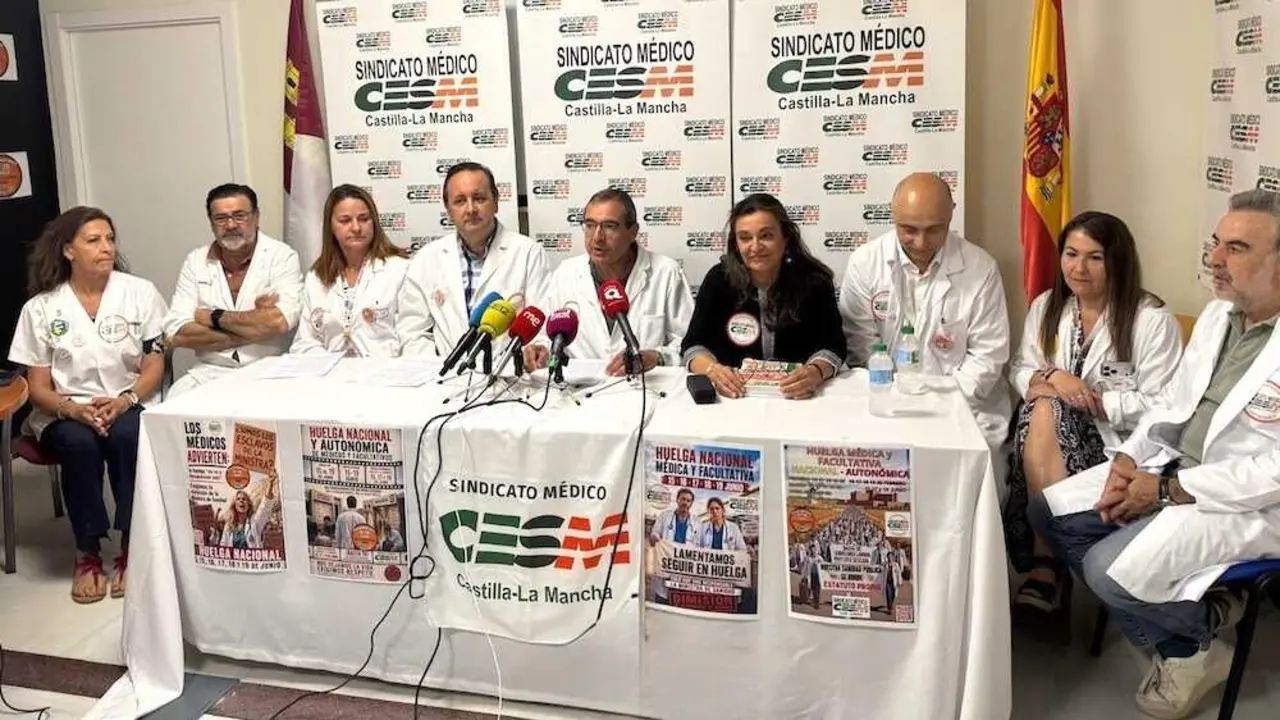 Los representantes del sindicato m&eacute;dico (CESM Castilla-La Mancha) durante la rueda de prensa que han ofrecido para informar sobre la huelga m&eacute;dica y el Estatuto Marco
