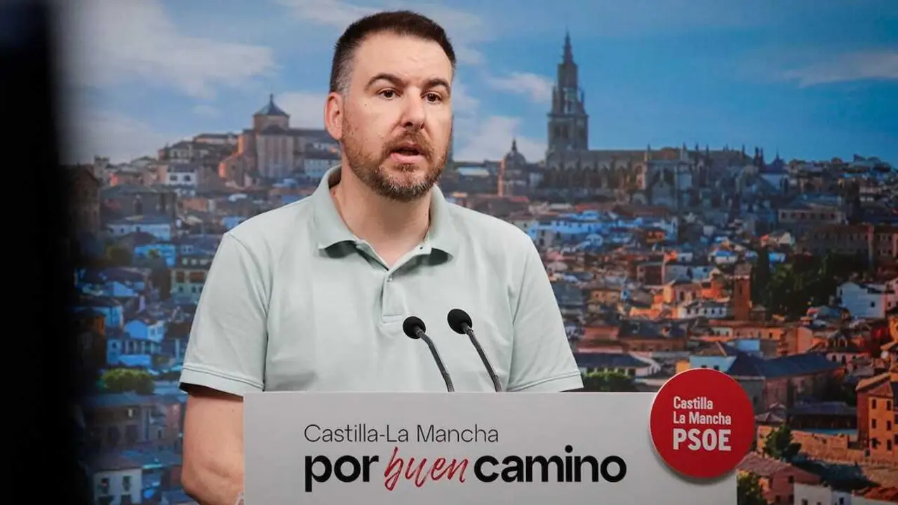 El diputado regional del PSOE, Antonio S&aacute;nchez Requena, durante la rueda de prensa que ha ofrecido en la sede de los socialistas en Toledo.