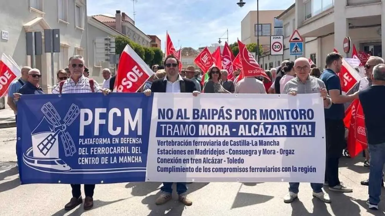 En la imagen de archivo miembros de la Plataforma en Defensa del Ferrocarril del Centro de la Mancha en una de las concentraciones