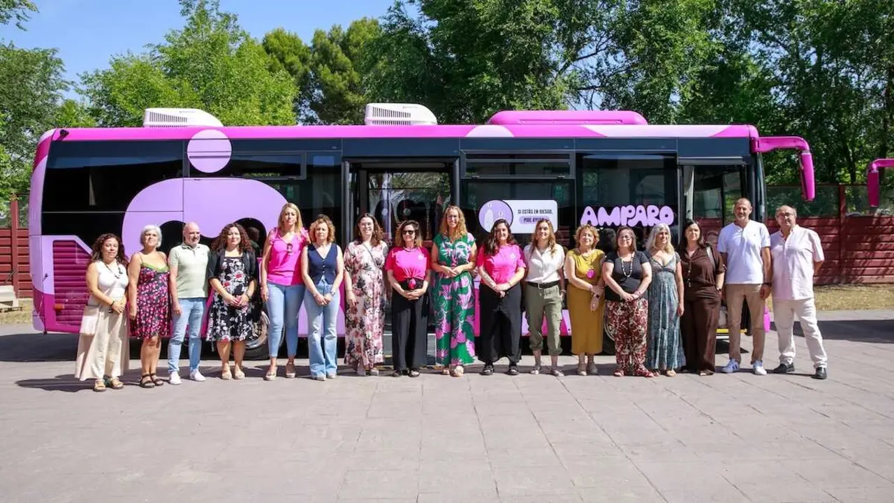 La consejera de Igualdad, Sara Sim&oacute;n, presenta los nuevos buses Amparo para la atenci&oacute;n de mujeres v&iacute;ctimas de la violencia sexual. En el aparcamiento del Archivo Regional de Castilla-La Mancha en Toledo.