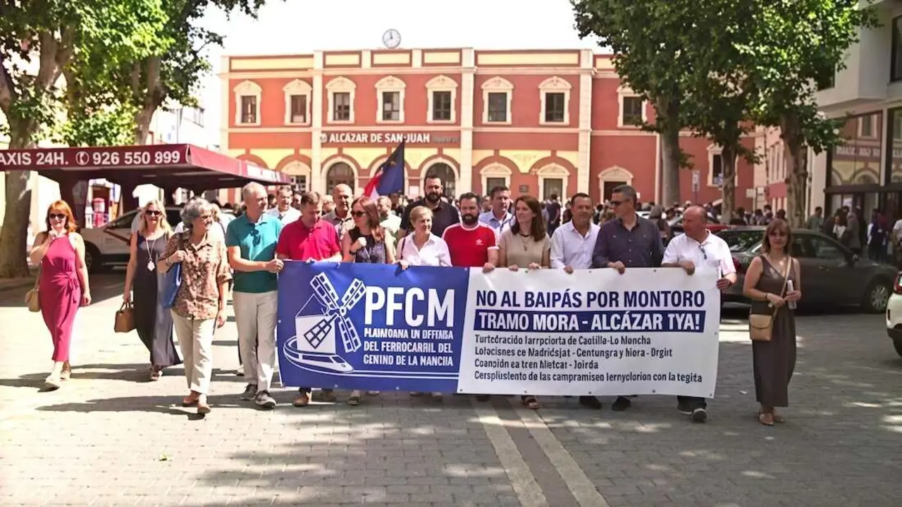 En la imagen miembros de la Plataforma en Defensa del Ferrocarril del Centro de la Mancha y autoridades este s&aacute;ba en la concentraci&oacute;n convocada en Alc&aacute;zar de San Juan (Ciudad Real).