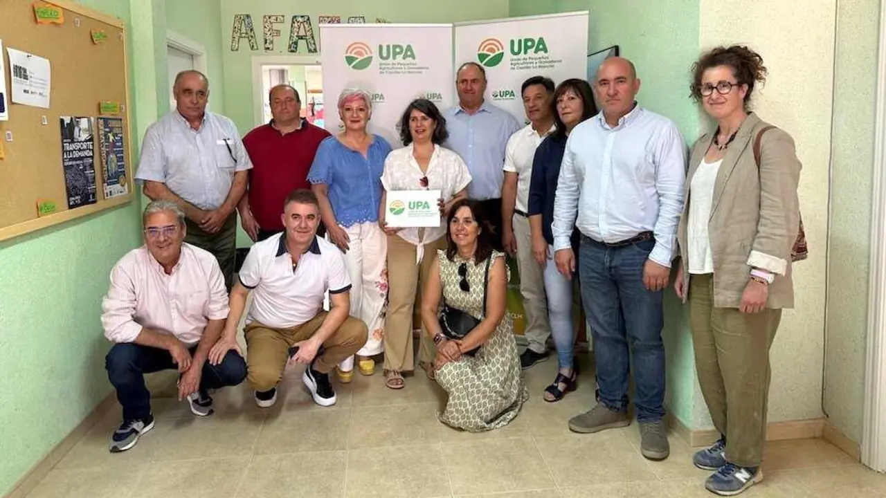 El consejero de Agricultura, Ganader&iacute;a y Desarrollo Rural, Juli&aacute;n Mart&iacute;nez Liz&aacute;n, en su visita a la nueva sede de UPA en Molina de Arag&oacute;n (Guadalajara).