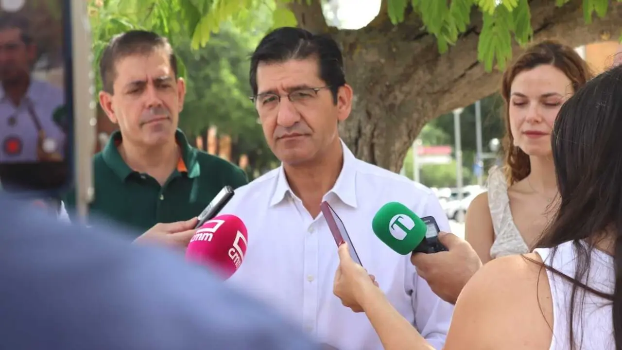 El vicepresidente segundo de Castilla-La Mancha y secretario general del PSOE de Ciudad Real, Jos&eacute; Manuel Caballero, atendiendo a los medios este domingo en Tomelloso.
