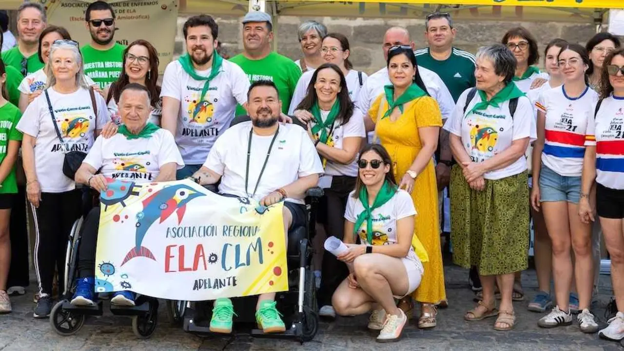 Concentraci&oacute;n por la ELA con motivo del D&iacute;a Mundial de esta enfermedad, convocada por la asociaci&oacute;n ELA CLM-AdELAnte, este domingo en Toledo - EFE/&Aacute;ngeles Visd&oacute;mine