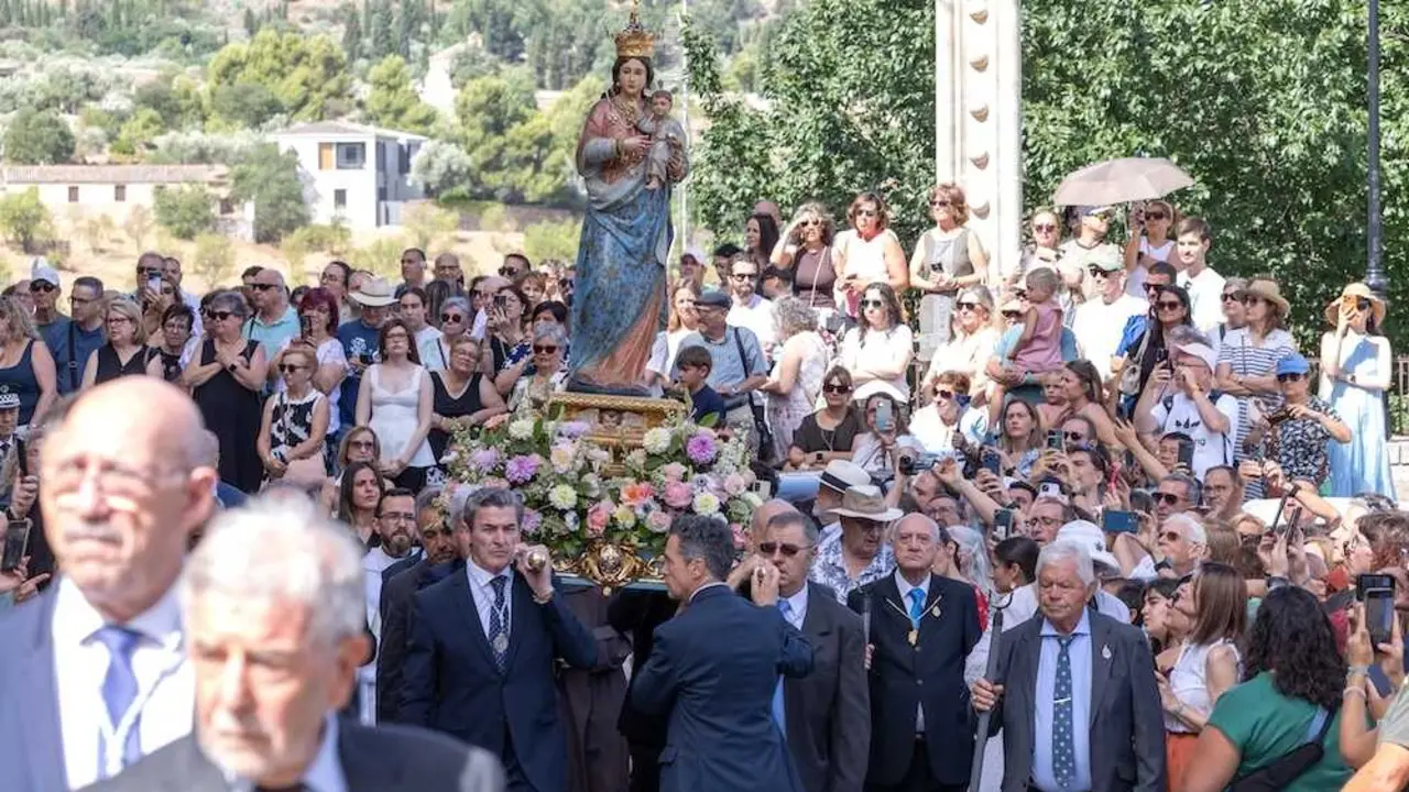 La imagen de la Virgen del Valle recorre, de forma excepcional, las calles del Casco Hist&oacute;rico de Toledo con motivo del 400 aniversario de la Cofrad&iacute;a de Nuestra Se&ntilde;ora del Valle. Salida de San Juan de los Reyes - EFE/&Aacute;ngeles Visd&oacute;mine