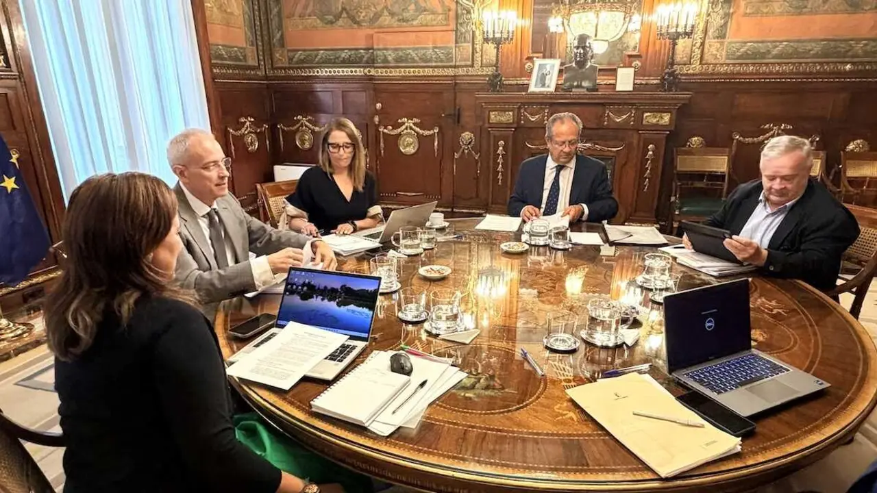 El consejero de Hacienda, Administraciones P&uacute;blicas y Transformaci&oacute;n Digital, Juan Alfonso Ruiz Molina, durnate la reuni&oacute;n bilateral que ha mantenido con el secretario de Estado de Hacienda, Jes&uacute;s Gasc&oacute;n y con la secretaria general de Financiaci&oacute;n Auton&oacute;mica y Local del Ministerio de Hacienda, M&oacute;nica Garc&iacute;a.