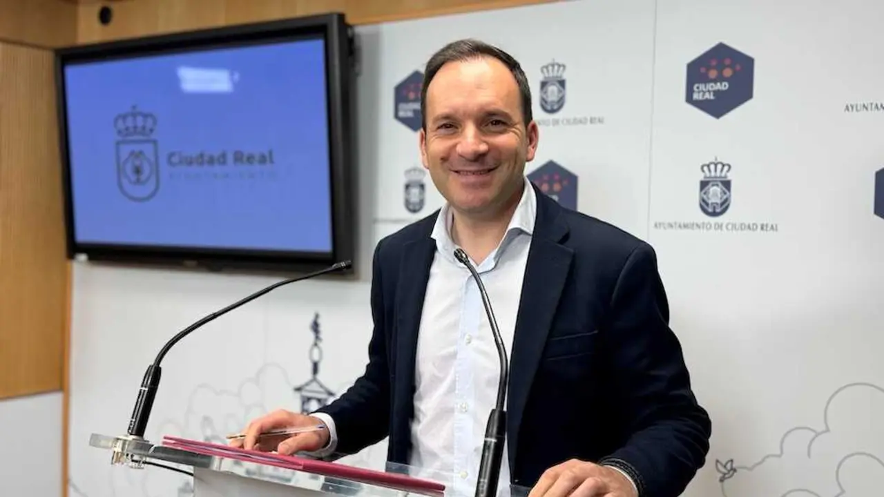 El portavoz del equipo de Gobierno del Ayuntamiento de Ciudad Real, Guillermo Arroyo, durante la rueda de prensa que ha ofrecido