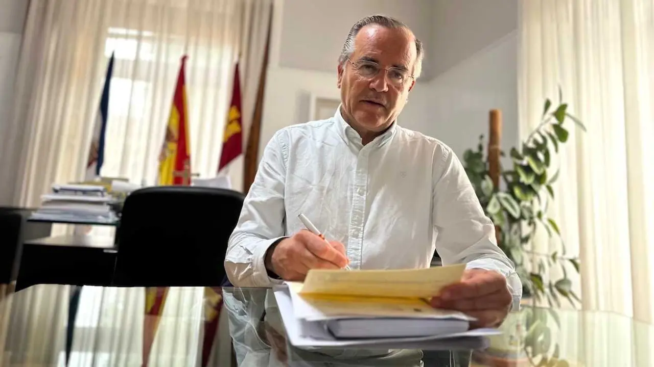 El alcalde de Talavera de la Reina (Toledo), Jos&eacute; Juli&aacute;n Gregorio, ofrece a la ministra de Vivienda colaboraci&oacute;n para la construcci&oacute;n de 52 viviendas en la ciudad.