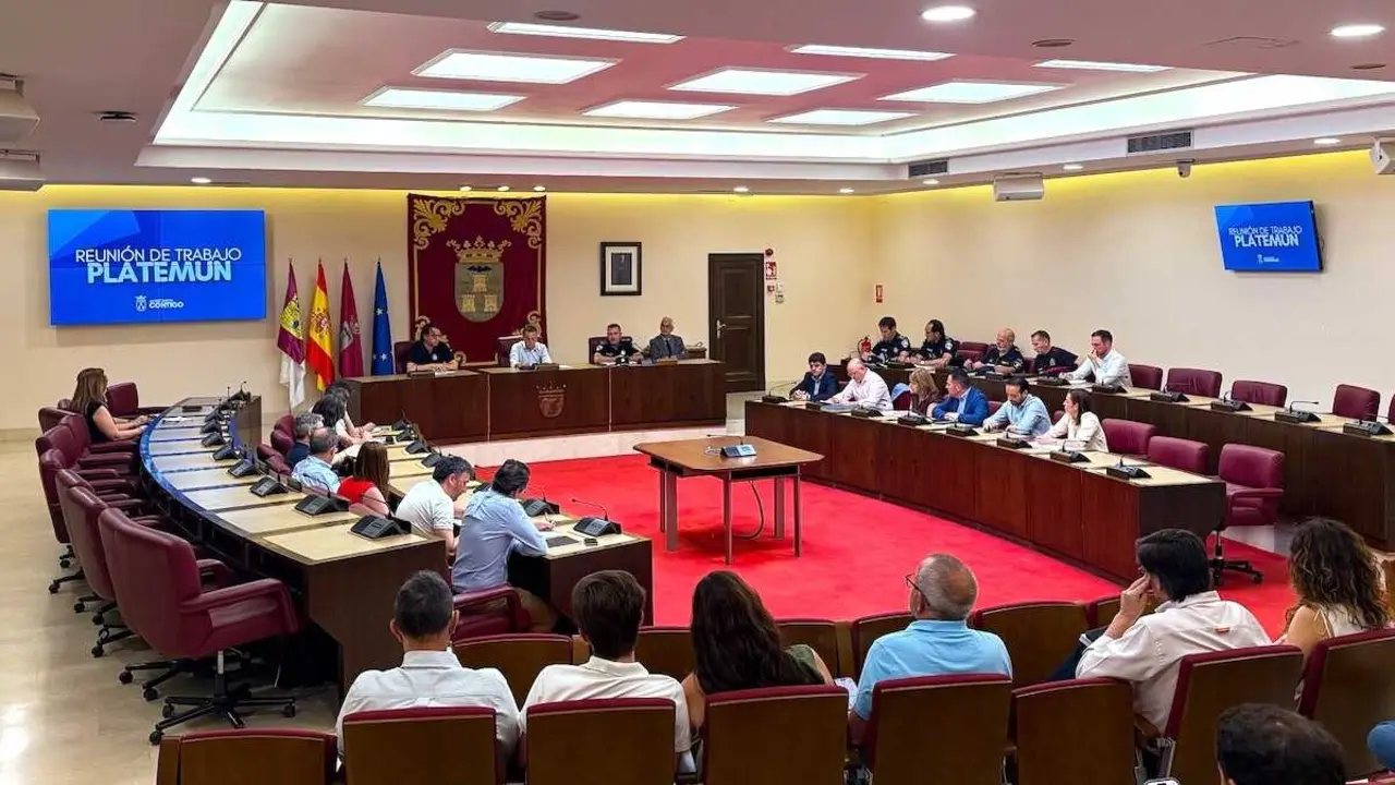 El alcalde de Albacete, Manuel Serrano, preside en el Sal&oacute;n de Plenos del Ayuntamiento una reuni&oacute;n del Comit&eacute; de Emergencias del Plan Territorial de Emergencia Municipal (Platemun)