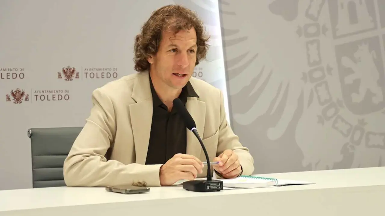 El concejal del R&iacute;o Tajo, Medioambiente y Deportes del Ayuntamiento de Toledo, Rub&eacute;n Lozano, durante la rueda de prensa que ha ofrecido.