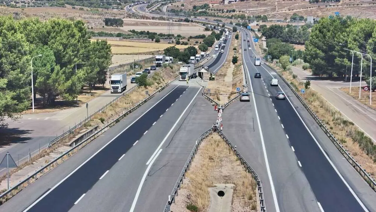 Cortada la A-3 sentido Madrid a la altura de Belinch&oacute;n (Cuenca) por el vuelco de un tr&aacute;iler