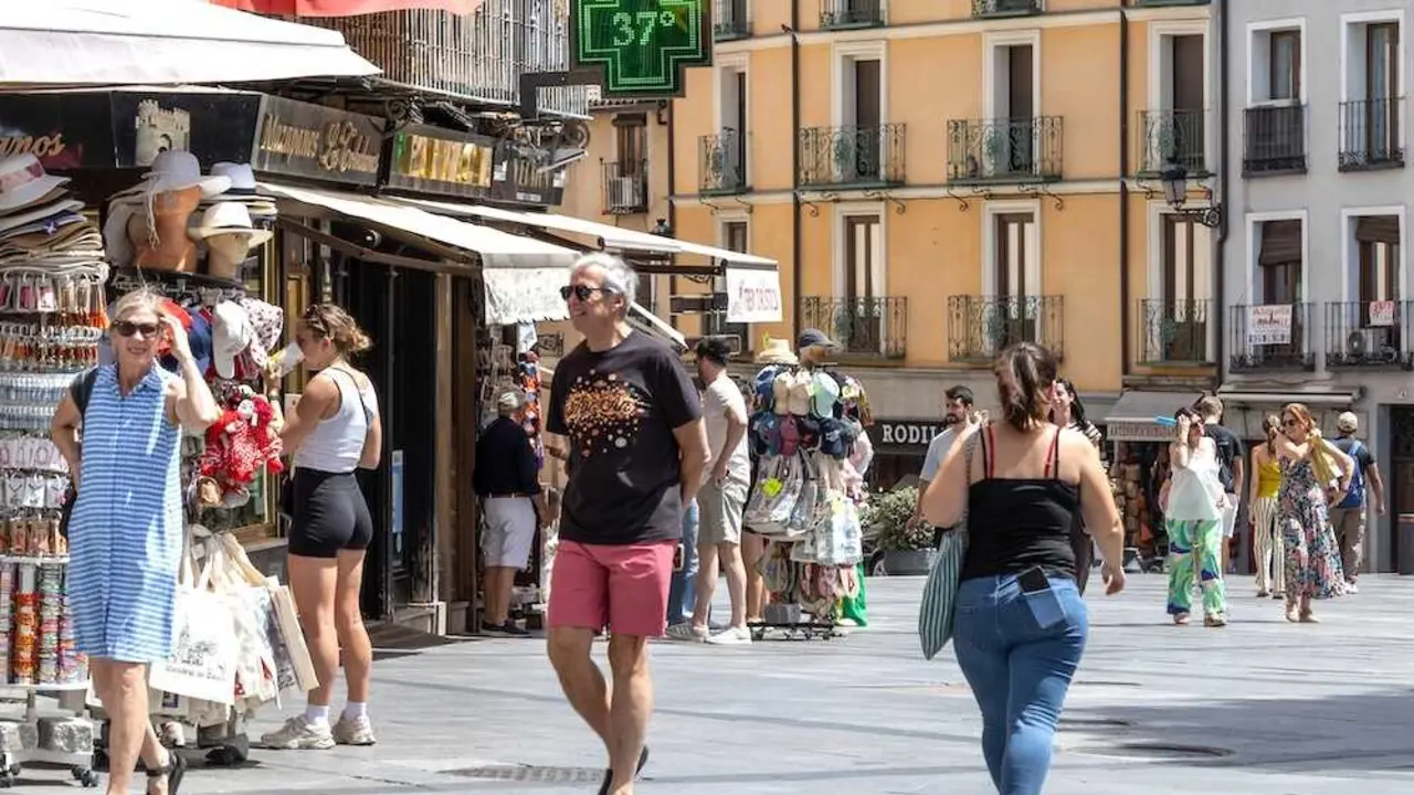 Varios turistas pasean por Toledo. La primera ola de calor de la temporada que arrancaba este domingo en Espa&ntilde;a est&aacute; dejando temperaturas superiores a 39-40 grados en gran parte de la Pen&iacute;nsula y Baleares - EFE/&Aacute;ngeles Visd&oacute;mine