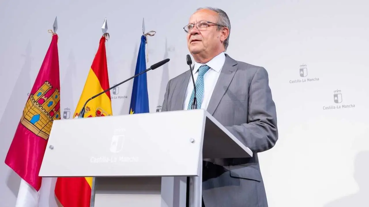El consejero de Hacienda, Administraciones P&uacute;blicas y Transformaci&oacute;n Digital, Juan Alfonso Ruiz Molina, ha informado, en rueda de prensa, de los acuerdos del Consejo de Gobierno relacionados con su departamento, en el Palacio de Fuensalida de Toledo.