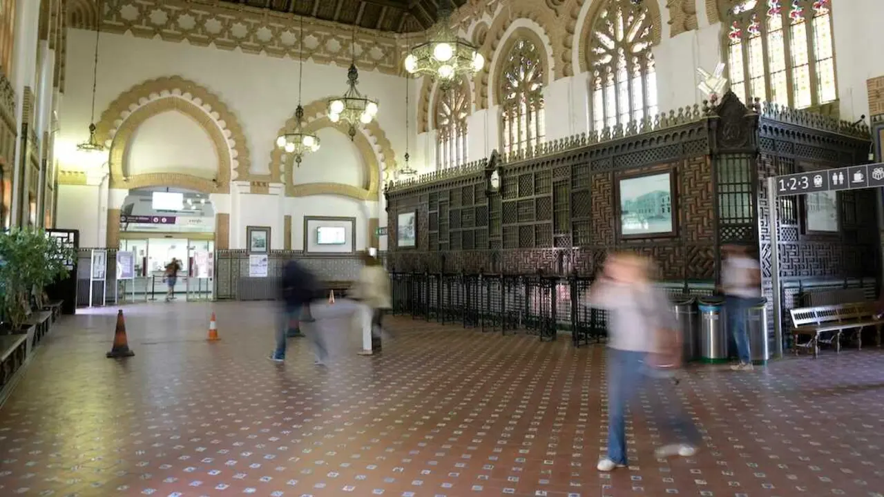 En la imagen el vest&iacute;bulo interior de la estaci&oacute;n de ferrocarril de Toledo
