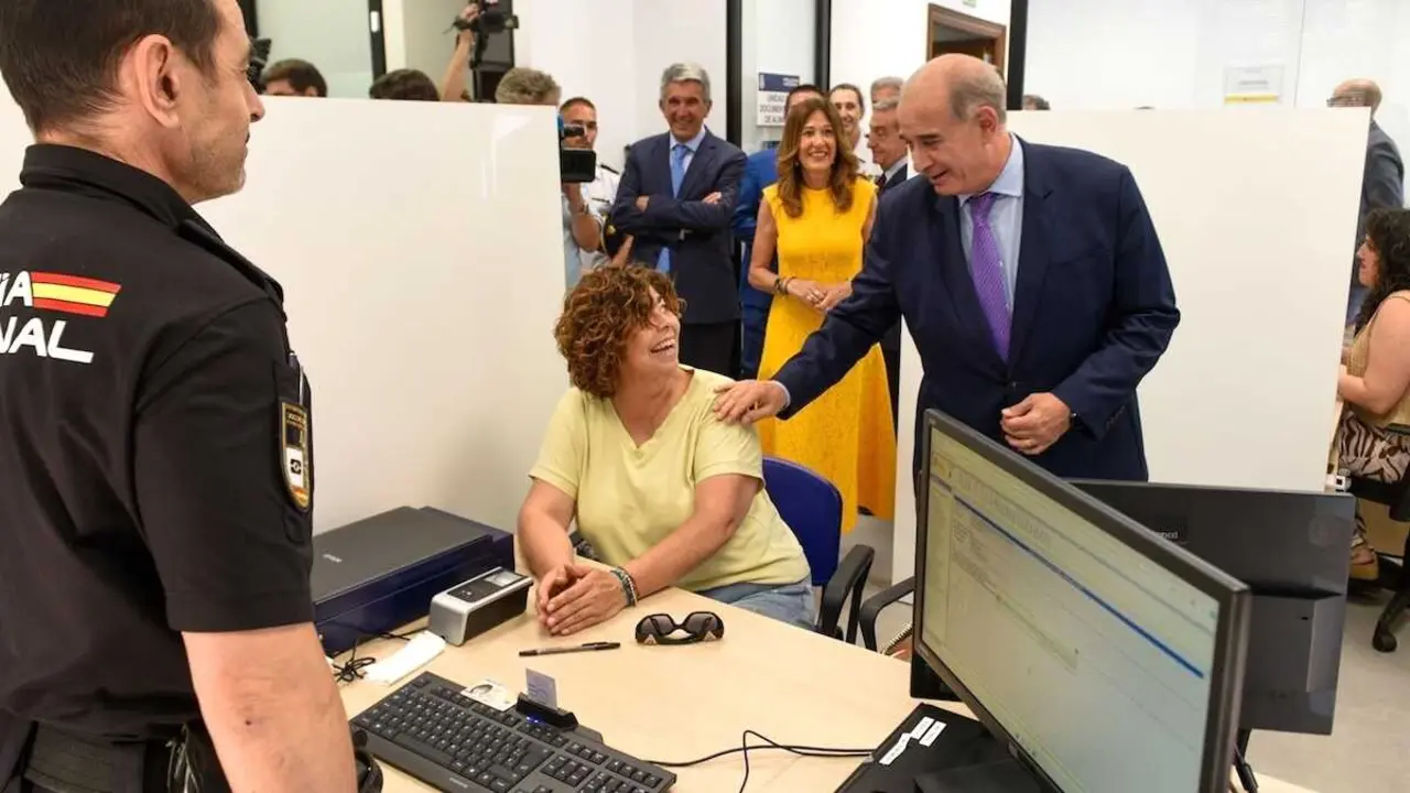 El director general de la Polic&iacute;a, Francisco Pardo, inaugura la nueva Oficina de Documentaci&oacute;n de Almansa (Albacete) - EP/V&iacute;ctor Fern&aacute;ndez