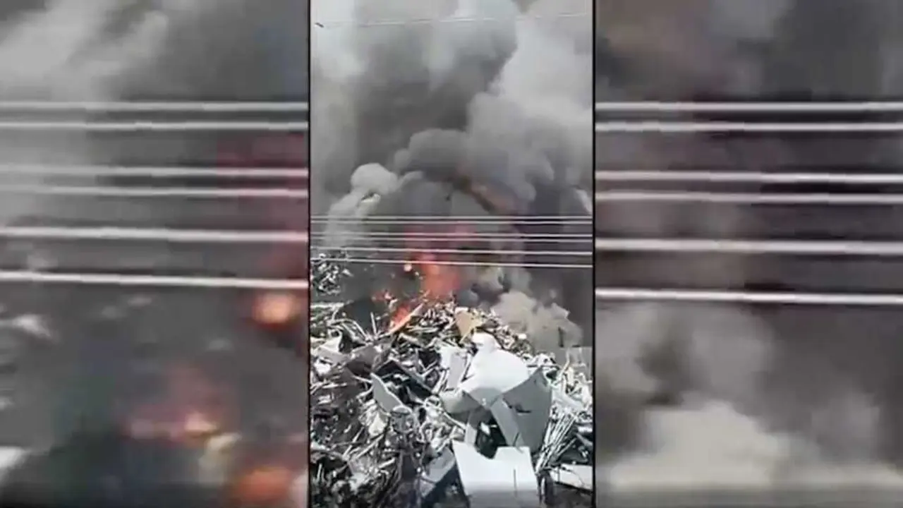 Un incendio en una chatarrer&iacute;a de Yuncler (Toledo) moviliza a tres parques de bomberos - Fotograf&iacute;a: CMM