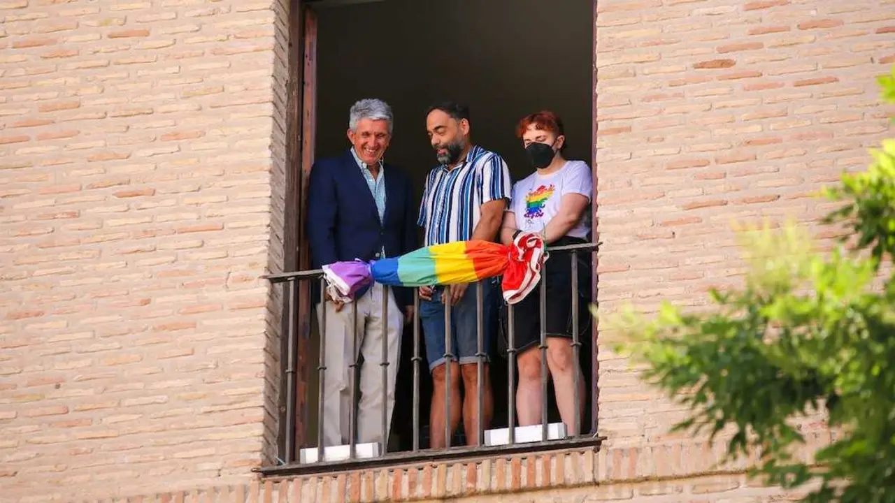 El delegado del Gobierno en Castilla-La Mancha, Jos&eacute; Pablo Sabrido, participa en la colocaci&oacute;n de la bandera del Orgullo LGTBI en la sede de la delegaci&oacute;n en Toledo.