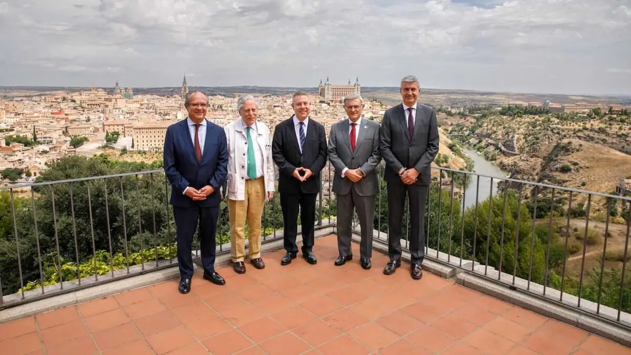 El presidente de Castilla-La Mancha, Emiliano Garc&iacute;a-Page, clausura, en Toledo, el XXXVIII Seminario sobre Seguridad y Defensa, organizado por la Asociaci&oacute;n de Periodistas Europeos.