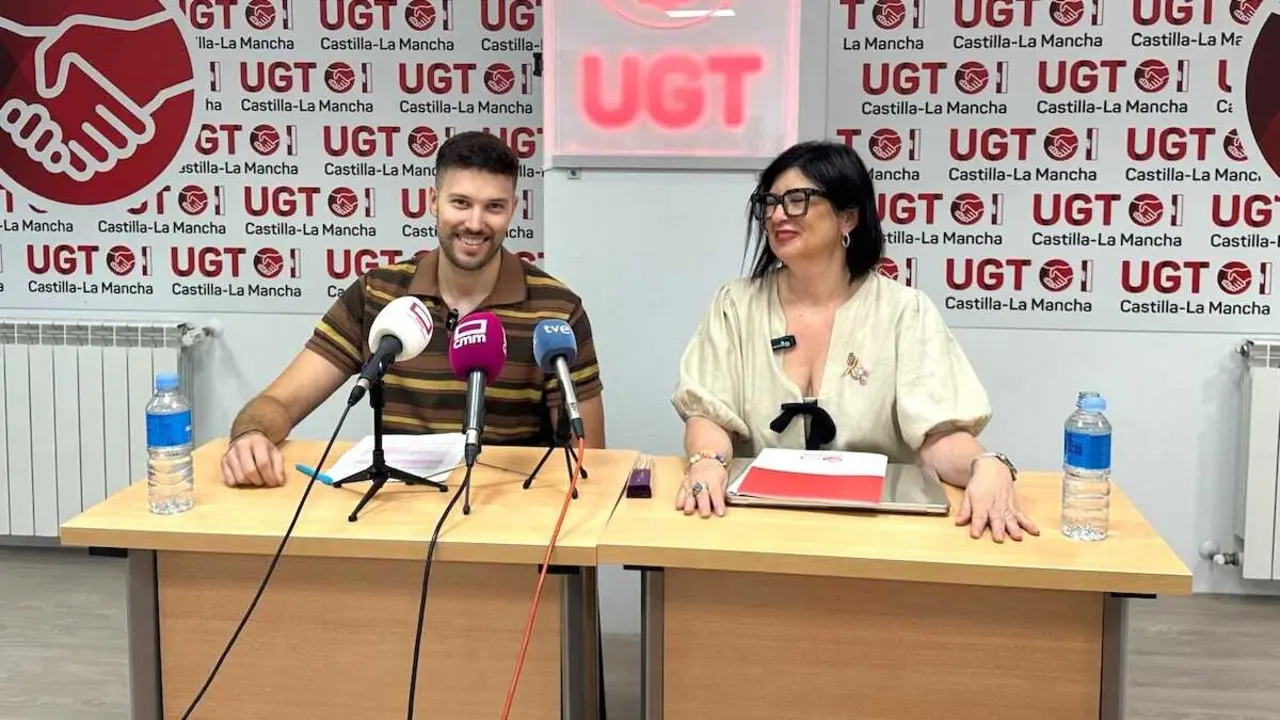 La secretaria de Igualdad y Bienestar Social de UGT Servicios P&uacute;blicos Castilla-La Mancha, Lola Hern&aacute;ndez, junto al portavoz del departamento LGTBI de UGT, Adri&aacute;n Carbajo.