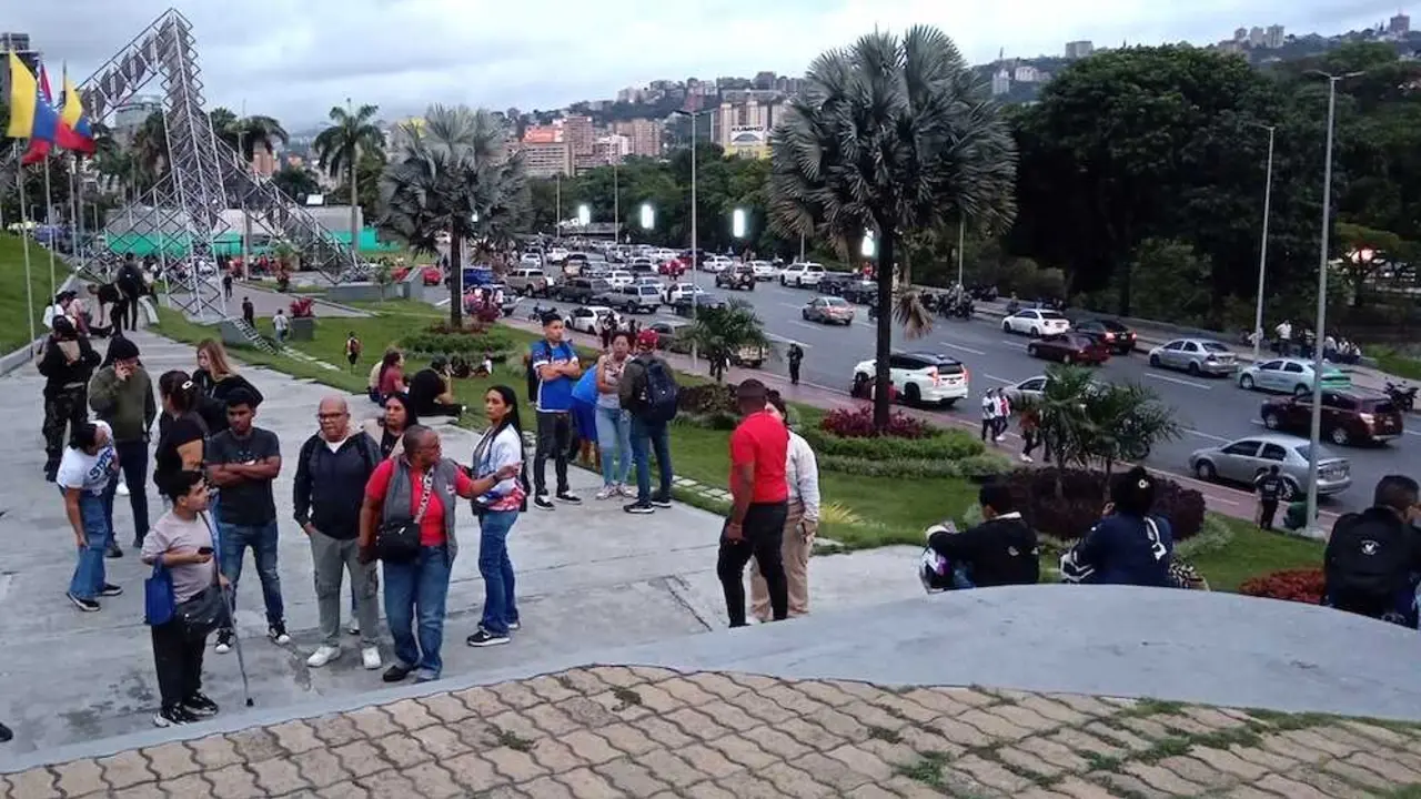 CARACAS, June 25, 2026 -- This photo taken with a mobile phone shows people gathering in an open space after an earthquake in Caracas, Venezuela, June 24, 2026. - Tian Rui / Xinhua News / Europa Press / ContactoPh