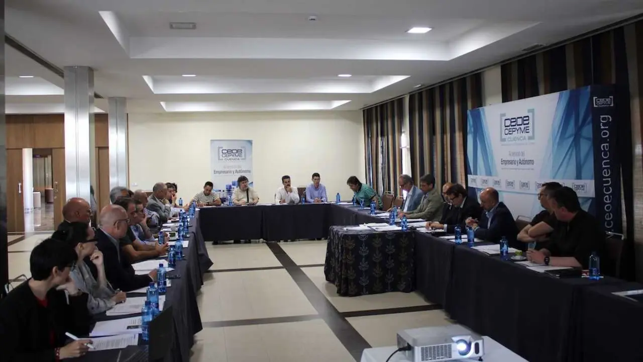En la imagen un instante de la reuni&oacute;n de la Junta Directiva de CEOE-Ceypme Cuenca