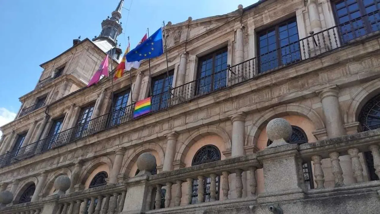 Toledo luce la bandera LGTBI por primera vez en el mandato de PP-Vox - EP