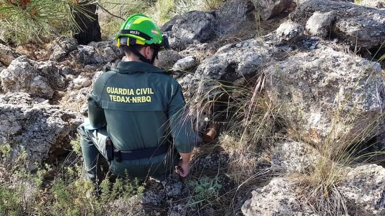 En la imagen de archivo un agente de los Tedax de la Guardia Civil durante la detonaci&oacute;n controlada de un explosivo hallado en un paraje