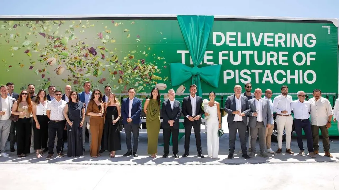 El presidente de Castilla-La Mancha, Emiliano Garc&iacute;a-Page, inaugura en el t&eacute;rmino municipal de Villanueva de la Jara (Cuenca) la planta de procesado de pistacho Agr&oacute;ptimum.