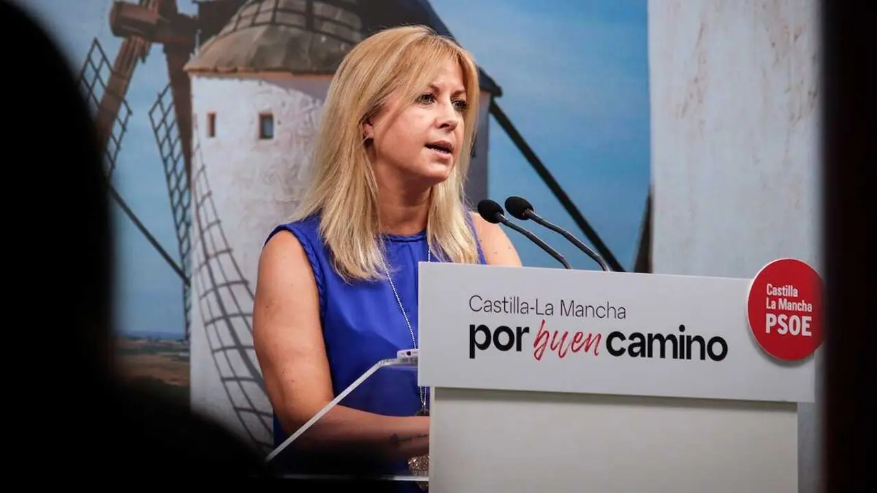 La portavoz del PSOE en las Cortes de Castilla-La Mancha, Ana Isabel Abeng&oacute;zar, durante la rueda de prensa que ha ofrecido este viernes en la sede de los socialistas en Toledo.