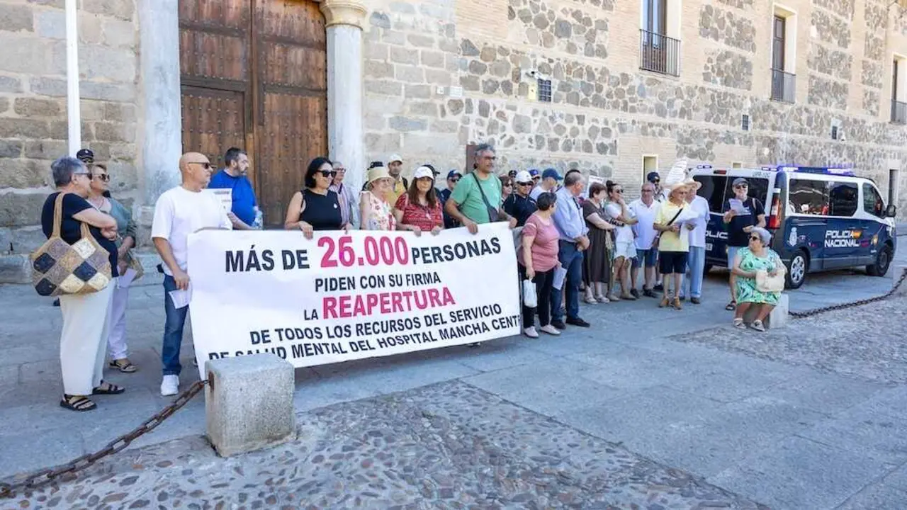 Vista de la concentraci&oacute;n del colectivo Luz de la Mancha tras entregar firmas que ha recogido en defensa de los recursos de salud mental en el Hospital Mancha Centro de Alc&aacute;zar de San Juan (Ciudad Real), este viernes ante el Palacio de Fuensalida en Toledo - EFE/&Aacute;ngeles Visd&oacute;mine