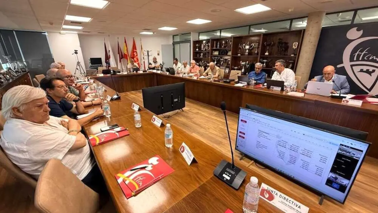 En la imagen un intante de la reuni&oacute;n de la junta directiva de la Federaci&oacute;n de F&uacute;tbol de Castilla-La Mancha (FFCM)