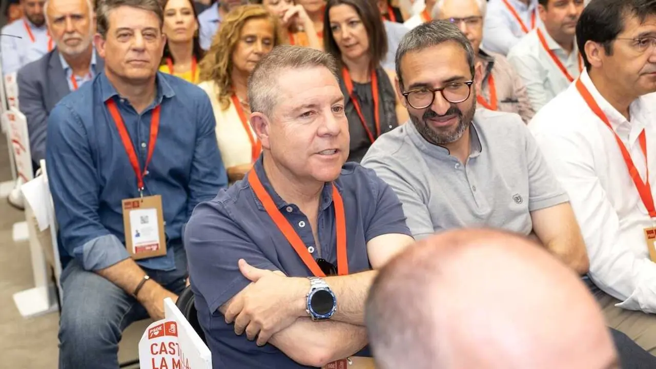 El presidente de Castilla-La Mancha, Emiliano Garc&iacute;a-Page (c), durante la reuni&oacute;n del Comit&eacute; Federal del PSOE este s&aacute;bado - EP/Jes&uacute;s Hell&iacute;n