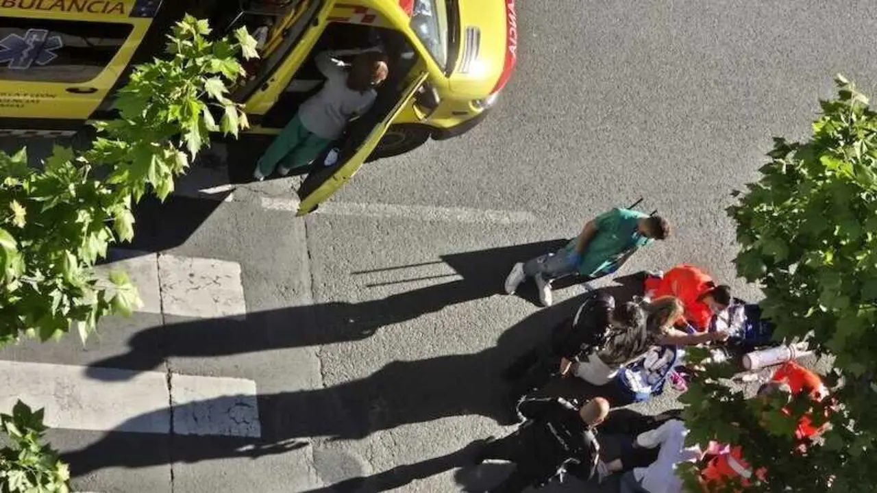 En la imagen de archivo efectivos de emergencias atienden a una v&iacute;ctima de un atropello