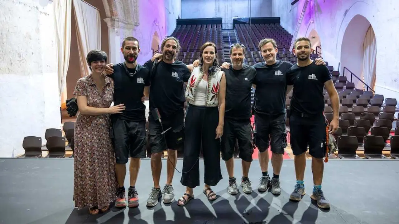 El responsable del espacio esc&eacute;nico de la Antigua Universidad Renacentista (Aurea), Pedro Yag&uuml;e (2d), y la directora del Festival, Irene Pardo (c), junto a t&eacute;cnicos de iluminaci&oacute;n, sonido, maquinaria o montadores, forman parte de ese engranaje silencioso que sostiene cada funci&oacute;n - EFE/Jesus Monroy