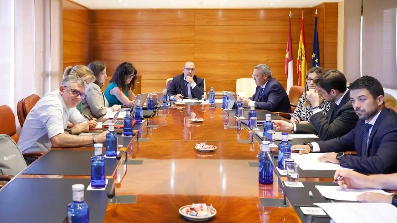 En la imagen un instante de la reuni&oacute;n de la Junta de Portavoces y Mesa de las Cortes de Castilla-La Mancha