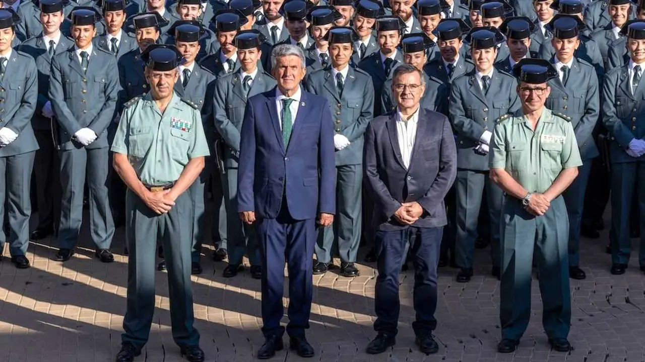 El delegado del Gobierno en Castilla-La Mancha, Jos&eacute; Pablo Sabrido (c-i) durante la recepci&oacute;n de los nuevos alumnos en pr&aacute;cticas de la Guardia Civil que completan su formaci&oacute;n en Castilla-La Mancha este lunes en Toledo - EFE/&Aacute;ngeles Visd&oacute;mine