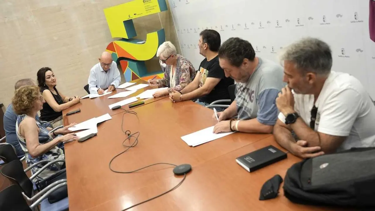 El director general de Recursos Humanos, Jos&eacute; Manuel Almeida, suscribe un acuerdo con los representantes de los sindicatos CSIF, CCOO, STAS y UGT.
