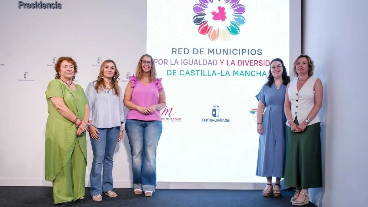 La consejera de Igualdad, Sara Sim&oacute;n, presenta la nueva Red de Municipios por la Igualdad y la Diversidad de Castilla-La Mancha, en la sala de prensa del Palacio de Fuensalida de Toledo.