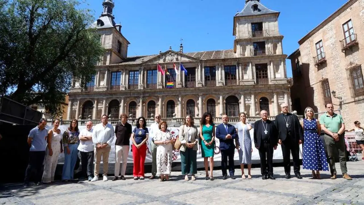 Las instituciones de Castilla-La Mancha han secundado este lunes el minuto de silencio convocado por la Federaci&oacute;n Espa&ntilde;ola de Municipios y Provincias (FEMP) en apoyo y solidaridad a Venezuela tras los terremotos.